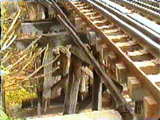 Die
Brücke besteht noch zum Teil,aus dem original Holz des 2.Weltkrieges.